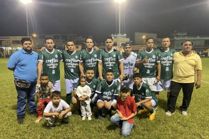 El equipo de la barriada Corona Dos con todo en busca de las mejores ubicaciones.