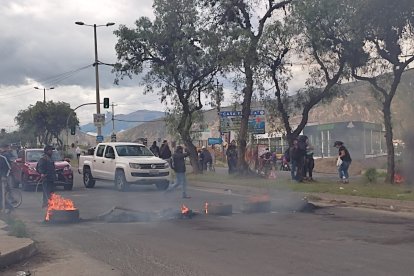 El joven tuvo una herida en el cuello provocado por el choque que terminó haciéndolo caer en la calle.