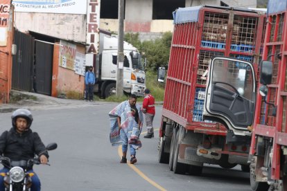 Los conductores durmieron en la vía Mitad del Mundo - Calacalí. Una colcha les salvó a dos panas.