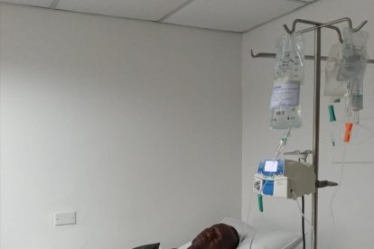 Vidrio le corta la arteria femoral a un entrenador de fútbol