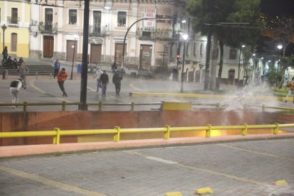 Un carro cisterna intenta dispersar a los manifestantes.