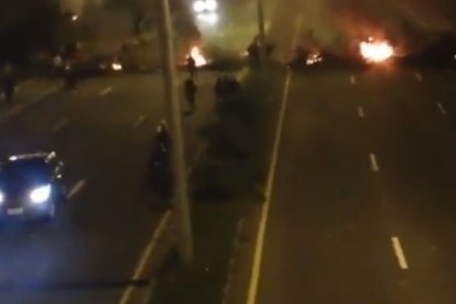 Este es el momento que se captó a través de una cámara de celular.