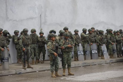 El mercado de Montebello es resguardado por personal militar, para evitar incidentes entre manifestantes.