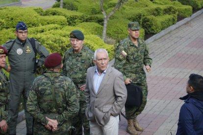 Luis Lara, ministro de Defensa, en conferencia de prensa desde las instalaciones de dicha cartera de Estado.