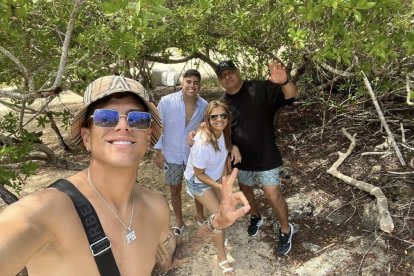 Piero Hincapié disfruta con su familia en la entrada a la playita de la estación Charles Darwin, en la Isla Santa Cruz, en Galápagos.