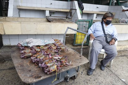 A Fernando Vera también le ha tocado hacer de vigilante de su negocio.