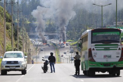 Las vías hacia el aeropuerto permanecen bloqueadas por los manifestantes.