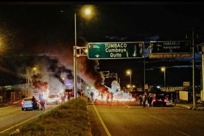 La paralización se dio en la Ruta Viva, por Tumbaco, nororiente de Quito.