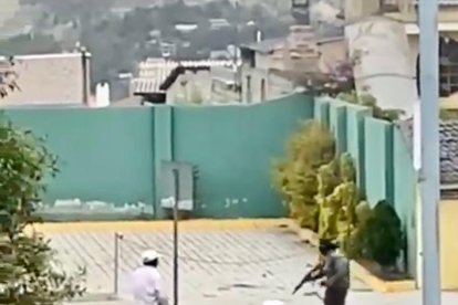 Un hombre se paseaba con un rifle por la Mitad del Mundo