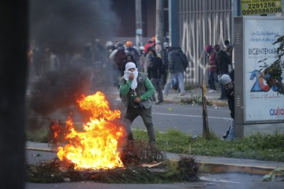Los manifestantes fueron repelidos con gas lacrimógeno por la Policía. La 12 de octubre fue el ‘campo de batalla’ en el noveno día de  protestas.