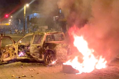 El patrullero quedó totalmente incinerado en el centro de Puyo