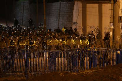 Ministro denuncia desaparición de 18 policías e incendio de unidad policial.