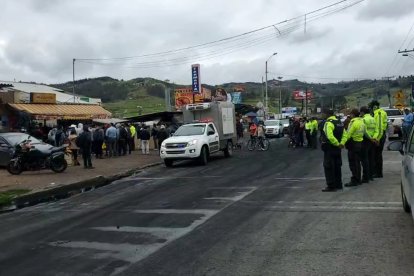 Los nativos de la zona sostienen que la muerte de su compañero se debería al lanzamiento de bombas lacrimógenas.