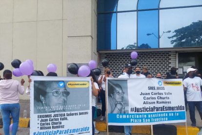 Familiares y amigos de Esmeralda Aguilar desarrollaron un plantón en los exteriores de Unidad Penal situada en la Albán Borja