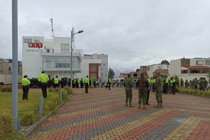 Policías y militares resguardaron el ECU911 por presuntas amenazadas de manifestantes.