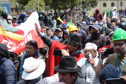 Miles de manifestantes inician una marcha por las avenidas de la capital.