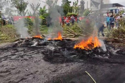 Las personas que viajaban en buses interprovinciales tuvieron que hacer transbordo para llegar a sus destinos.