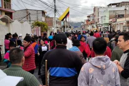 Los habitantes del barrio Ingahurco recibieron igual con palos a los manifestantes indígenas que les obligaban que cierren sus locales y amenazaban con saqueos.