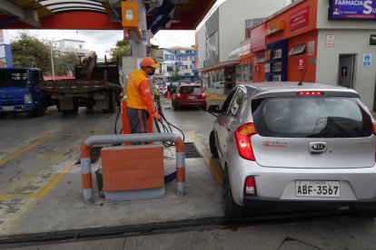 La falta de etanol para la mezcla con la gasolina en la Terminal de Productos Limpios de Peteroecuador en Cuenca, sería la causa.