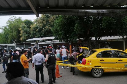 Este taxi fue atacado a bala. Su conductor y una pasajera murieron.