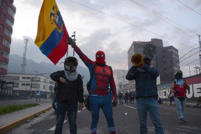 Spider-Man cambió la telaraña por la bandera tricolor para liderar las protestas en la capital.