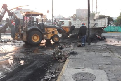 TAREA. Maquinaria pesada limpió desde temprano los exteriores de la Casa de la Cultura.