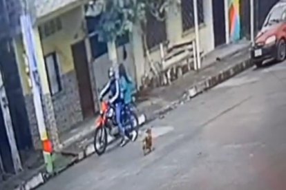 En el video se ve a la mujer bajarse de la motocicleta y disparar.
