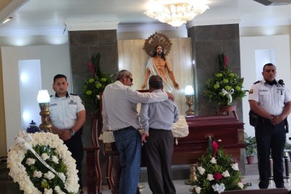 En la funeraria Santa Marianita velaron a Samuel Mendoza y dos de sus compañeros escoltaban el ataúd.