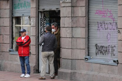 Patricio Sosa (con mascarilla blanca) dice que el paro causa estragos en la zona. Hay destrucción.