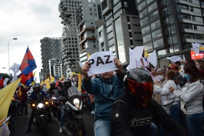 Ciudadanos marchan por la paz por la avenida de los Shyris en Quito