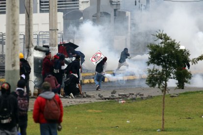 La bronca continúo la tarde y noche de ayer luego de que los indígenas ocuparan El Arbolito.