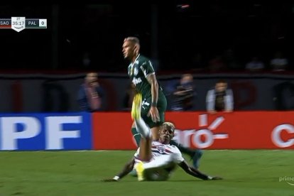 El zaguero ecuatoriano Robert Arboleda sufrió una dura lesión durante un duelo del Sao Paulo.