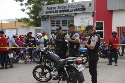 Dos menores heridos y un adulto fueron víctimas de bala por un sujeto en una moto, a la entrada de la unidad educativa ubicada en Monte Sinaí.