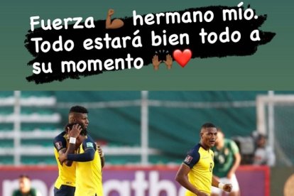 Jugadores como Ángelo Preciado (i) y Carlos Gruezo le enviaron ánimos al zaguero ecuatoriano Robert Arboleda.