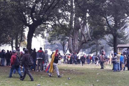 Enfrentamientos. Manifestantes y policías volvieron a la batalla en la avenida 6 de Diciembre y Tarqui