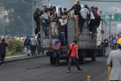 Los manifestantes huyeron de los gases lacrimógenos.