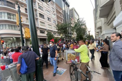 1. Don Joselo con su bicicleta y vitrina de pasteles se fue derrotado con más de 30 ‘enrollados’ antes de que terminara la marcha.