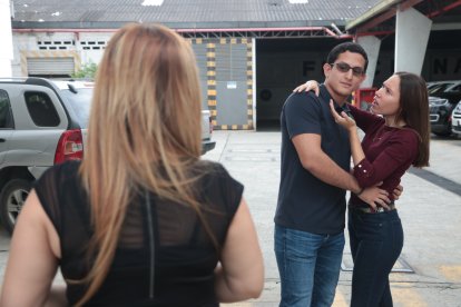 La belleza física, una ropa llamativa o el caminar de una mujer puede atraer al 'ojo alegre'.