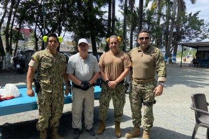 Día de entrenamientos: Cabo Eduardo Moreno, el Dr. Roberto Gilbert (directivo), el capitán  Eduardo Mindiola y el sargento Francisco Echeverría, de la Armada Nacional.
