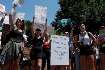 Cientos de manifestantes piden ante el Supremo aborto libre en todo EEUU