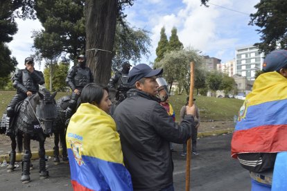 Policías y marchantes tuvieron un breve momento de conversación.