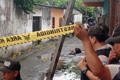 Miembros del orden hallaron diez indicios balísticos en el lugar del asesinato.