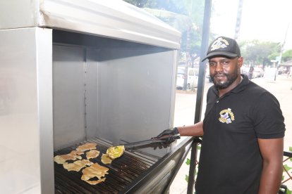 Un Pulpo parrillero. Admite que en realidad no sabe cocinar, pero está aprendiendo.