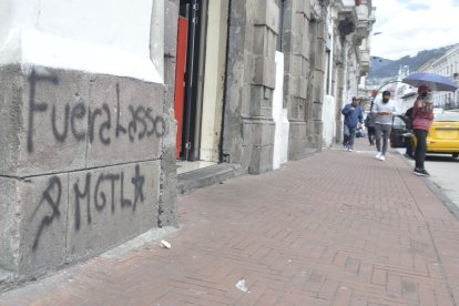 La limpieza de la pintura sobre  las piedras patrimoniales es compleja y erosiona el material.