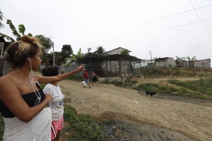 Moradores mostraban el sitio en el que Leonardo Mera fue asesinado a tiros la noche del sábado 25 de junio.