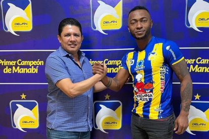 El presidente de Delfín, José Delgado, le dio la bienvenida al zaguero Pedro Pablo Perlaza.