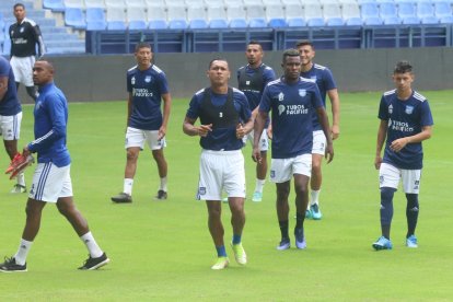 El zaguero Eddie Guevra (c) será titular en el duelo entre Emelec vs Atlético Mineiro de Brasil.