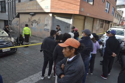 Agentes de la Unidad Criminalística arribaron después del asesinato para recoger las evidencias.