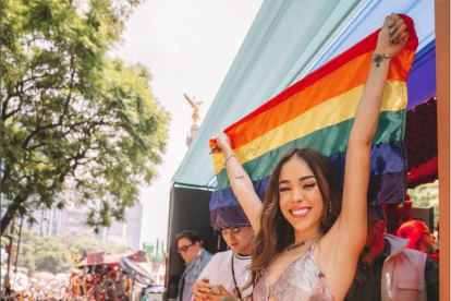 Danna Paola, desde el carro decorativo de Tik Tok, estuvo presente en la Marcha del Orgullo LGBT+ que se llevó a cabo ayer en la Ciudad de México.