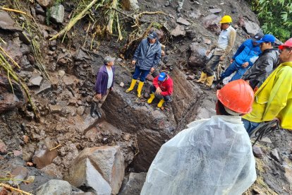 Habitantes del cantón afectado se reunieron para limpiar los escombros